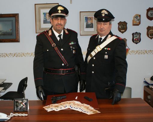 Sono amici da pochi giorni, ma uno è mal intenzionato e minaccia l'altro per estorcergli denaro