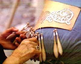 Sampeyre, corso di “merletto a fuselli delle valli Occitane” Sampeyre, corso di “merletto a fuselli delle valli Occitane”