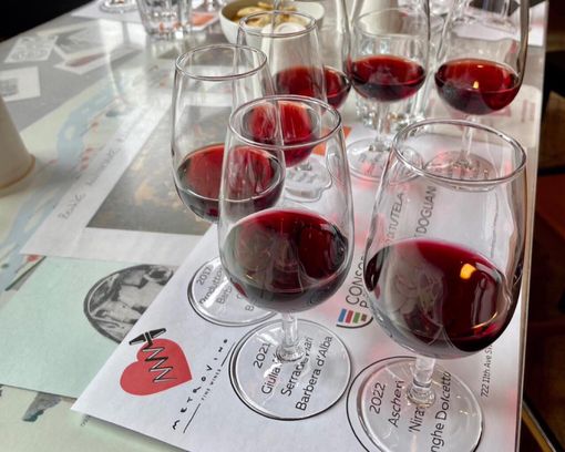 L’argomento del vino dealcolato e il contesto normativo che circonda il consumo di alcol stanno animando il dibattito nel mondo del vino nelle Langhe, nel Roero e nel Monferrato L’argomento del vino dealcolato e il contesto normativo che circonda il consumo di alcol stanno animando il dibattito nel mondo del vino nelle Langhe, nel Roero e nel Monferrato