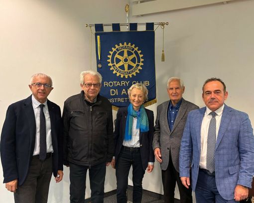Da sinistra: Ginetto Pellerino, Luciano Giri, Piera Arata (presidente Rotary club di Alba), Francesco Testa, Roberto Buongarzone Da sinistra: Ginetto Pellerino, Luciano Giri, Piera Arata (presidente Rotary club di Alba), Francesco Testa, Roberto Buongarzone