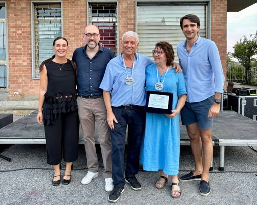 Chiude la Croce d'Oro, l'abbraccio di Mondovì ai Franco e Silvana, che hanno raggiunto la pensione Chiude la Croce d'Oro, l'abbraccio di Mondovì ai Franco e Silvana, che hanno raggiunto la pensione