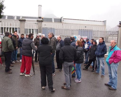 Le maestranze Rsu e i sindaci della Val Tanaro di fronte alla Graziano (© targatocn.it)