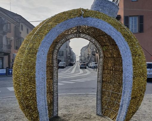 InFossano ed i commercianti illuminano la città con le Luci di Natale: lo spirito dell'iniziativa è lanciare un messaggio di speranza e l'invito a fare shopping nei negozi di vicinato InFossano ed i commercianti illuminano la città con le Luci di Natale: lo spirito dell'iniziativa è lanciare un messaggio di speranza e l'invito a fare shopping nei negozi di vicinato