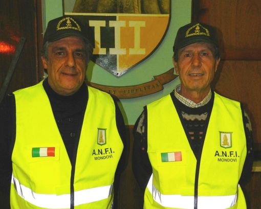 Due soci Anfi con i segni distintivi dell'Associazione