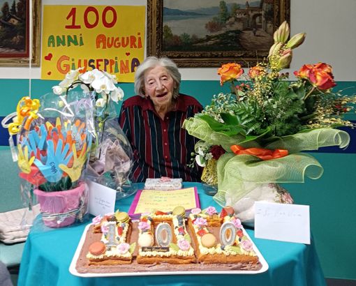 La signora Giuseppina e la torta "buonissima e bellissima" come da lei stesso dichiarato