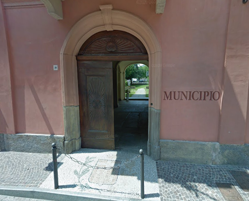 Il municipio di Busca - foto da Googlemaps Il municipio di Busca - foto da Googlemaps