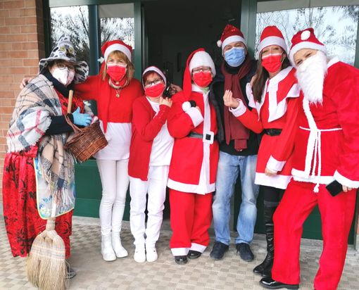 Babbo Natale arriva in anticipo al Sacra Famiglia di Mondovì grazie agli operatori della struttura Babbo Natale arriva in anticipo al Sacra Famiglia di Mondovì grazie agli operatori della struttura