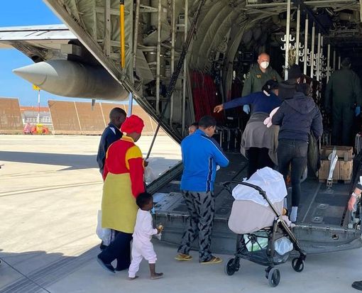 Migranti a Lampedusa, pronti ad essere trasferiti in qualche regione italiana