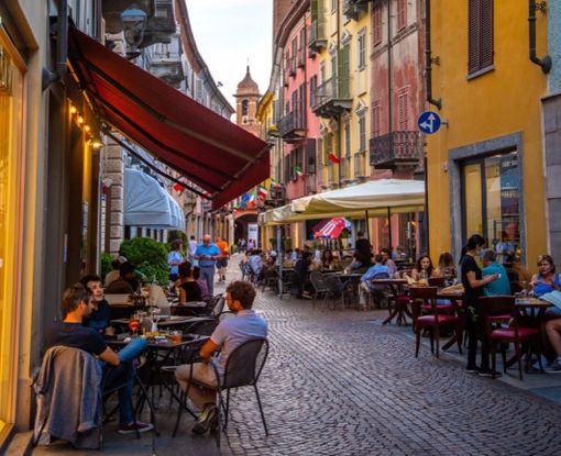 Alcol e minori nel centro di Alba: controlli in corso e linea dura sui locali Alcol e minori nel centro di Alba: controlli in corso e linea dura sui locali