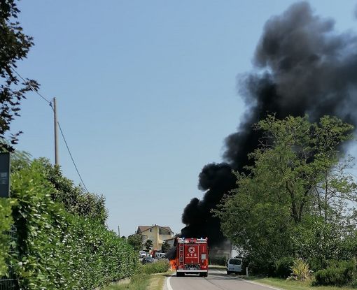 Veicolo in fiamme a Castiglion Falletto, disagi per la circolazione