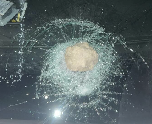 Bagnasco, sassi contro un'auto in corsa sulla statale 28