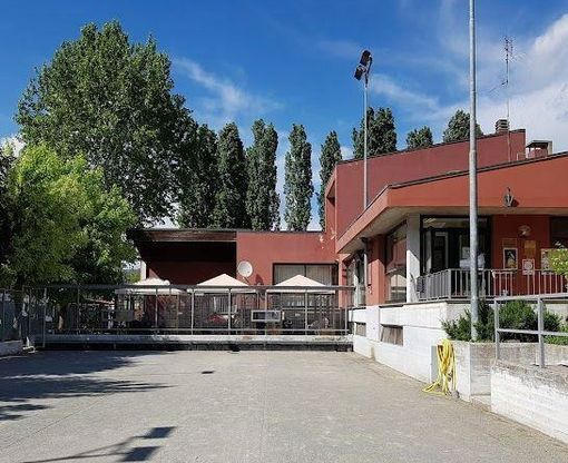 L'ingresso della Bocciofila Albese con il campo esterno
