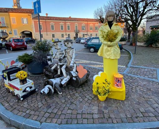 Piozzo in giallo per la Giornata internazionale della donna con un messaggio di solidarietà Piozzo in giallo per la Giornata internazionale della donna con un messaggio di solidarietà