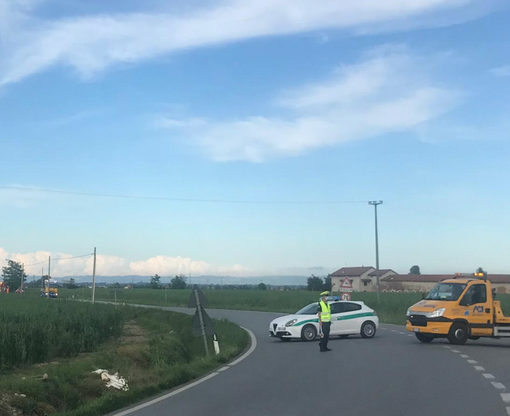 Camion ribaltato sulla Sp 184 in frazione Gerbo di Fossano, strada chiusa Camion ribaltato sulla Sp 184 in frazione Gerbo di Fossano, strada chiusa