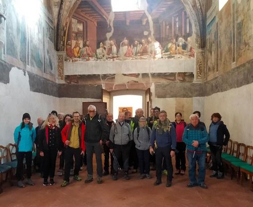 Gli escursionisti durante una sosta con visita alla Cappella Marchionale di Revello Gli escursionisti durante una sosta con visita alla Cappella Marchionale di Revello