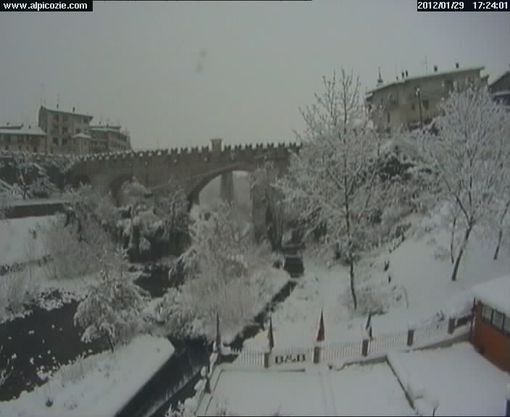 Dronero innevata ritratta dalla webcam alle 17,20 di questo pomeriggio