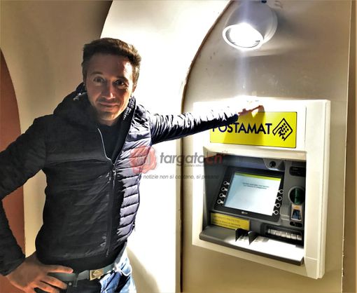 Il sindaco Re di fronte al nuovo "Postamat" installato in paese Il sindaco Re di fronte al nuovo "Postamat" installato in paese