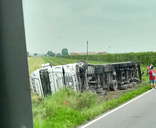 Mezzo pesante si ribalta ed esce di strada sulla provinciale tra Moretta e Saluzzo [FOTO]