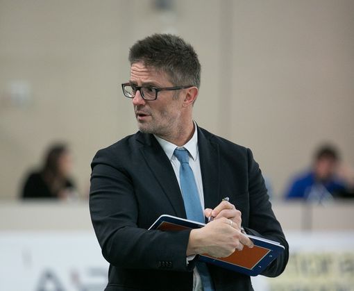 Max Giaccardi pensieroso: la sua squadra è in forte difficoltà,a Prata di Pordeone ha perso 3-1. (Fotoservizio di Franco Moret)