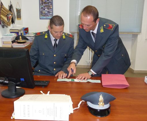 Pagavano con assegni rubati: scoperti dalla Guardia di Finanza di Cuneo