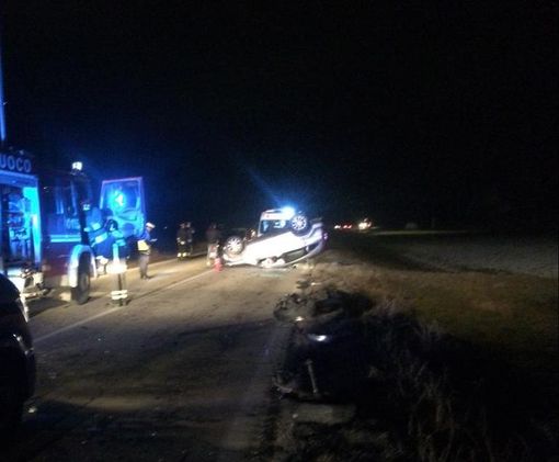 Scontro tra due veicoli sulla strada Reale a Fossano: auto si cappotta