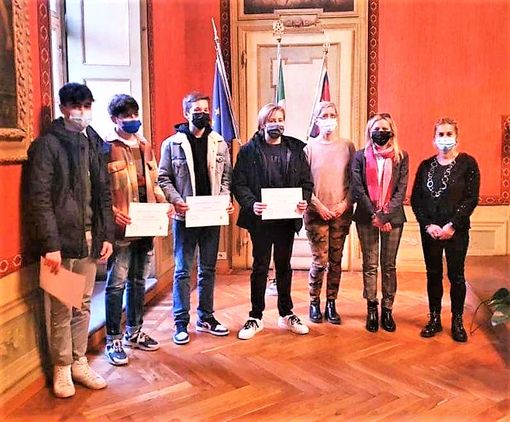 La consegna della borsa di studio La consegna della borsa di studio