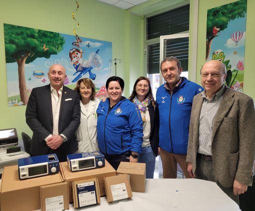 La foto scattata nella sala d'attesa del Pronto Soccorso pediatrico. A sinistra il dottor Tranchida con la dottoressa Eleonora Tappi, direttore del reparto; con loro la signora Silvia Errico