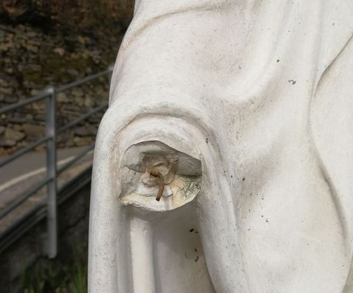 La mano mozzata alla statua della Madonna di Miroglio