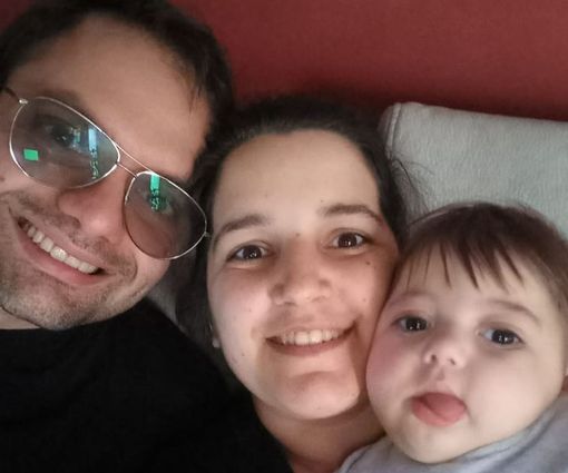 La piccola Chloe con i genitori