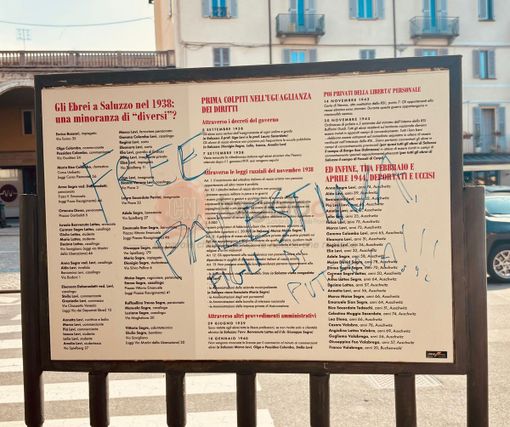 Scritte antisemite sul cartellone della Sinagoga a Saluzzo- foto Paola Ravazzi