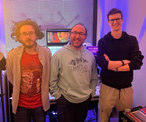 Da sinistra Federico Mollo fonico del Dragonfly Music Studio, Filippo Cosentino, compositore e titolare del Dragonfly Music Studio, e il regista Stefano Moscone