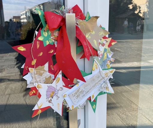 Tarantasca, i bambini della primaria realizzano ghirlande natalizie per le attività locali Tarantasca, i bambini della primaria realizzano ghirlande natalizie per le attività locali