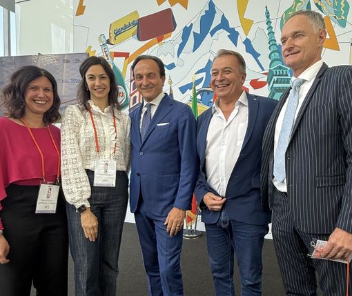 Chiara Bergadano e Daniela Ferrero di Langhe Experience con il presidente della Regione Piemonte Alberto Cirio, l’assessore regionale al Turismo Paolo Bongioanni e il direttore dell’Ente Turismo Langhe Monferrato Roero Bruno Bertero, nel corso della conferenza stampa