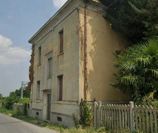 La casa cantoniera della ex stazione ferroviaria di Verzuolo ora trasformata in Spazio Giovani