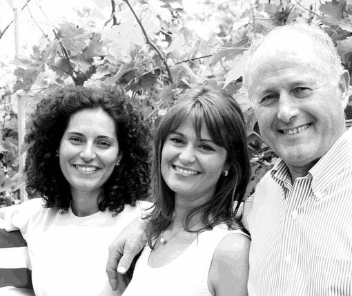 Enrico Scavino qui con le figlie Enrica ed Elisa (Facebook) Enrico Scavino qui con le figlie Enrica ed Elisa (Facebook)