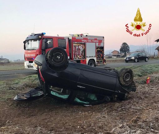 Auto cappottata a Villafalletto, in corso l'intervento dei Vigili del Fuoco
