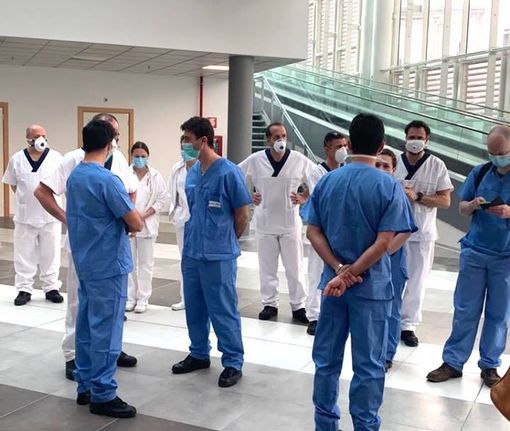 Un'immagine dello scorso 29 marzo: l'arrivo a Verduno di medici e infermieri che dal giorno successivo avrebbero operato nel "covid hospital" regionale
