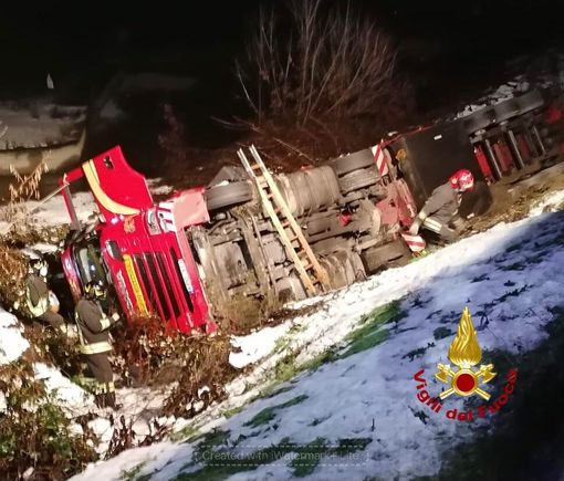 Auto articolato si ribalta a bordo strada sulla Sp 7 a Verduno Auto articolato si ribalta a bordo strada sulla Sp 7 a Verduno