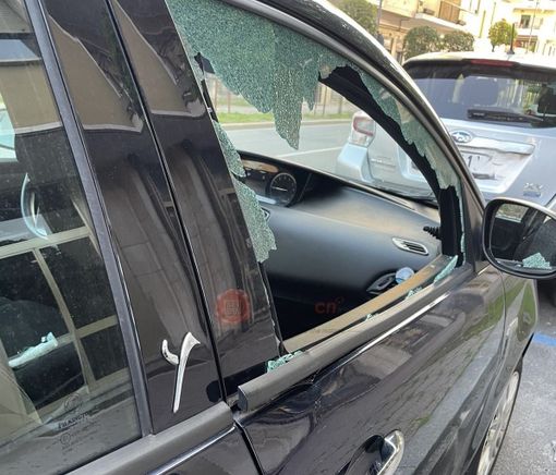 Un altro raid notturno contro le auto in sosta a Cuneo: vetri spaccati sul Lungogesso