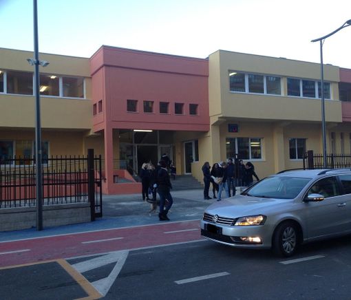 Senza luce e senza riscaldamento a scuola: rimandati a casa 400 bimbi di Borgo San Dalmazzo