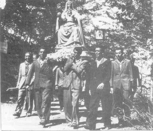 La prima processione della Madonna di Monserrato, risalente al 1945