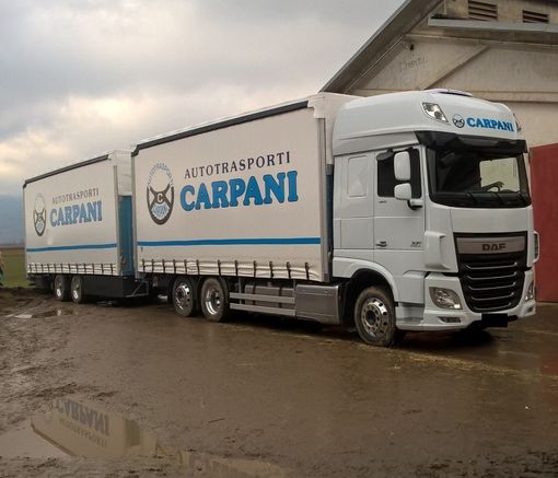 Il tir carico di fieno