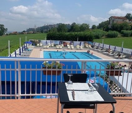 La piscina dello Sporting resta aperta di pomeriggio ancora per una settimana