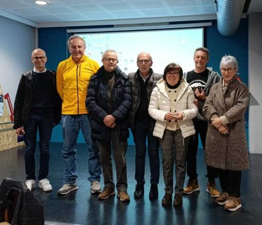 Alcuni dei premiati durante l'assemblea del Cai di Alba Alcuni dei premiati durante l'assemblea del Cai di Alba