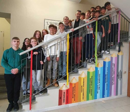 Al centro Danilo Guerra, dirigente del "Denina Pellico Rivoira",  con il referente Marco Rinaldi e alcuni studenti dell'Istituto superiore