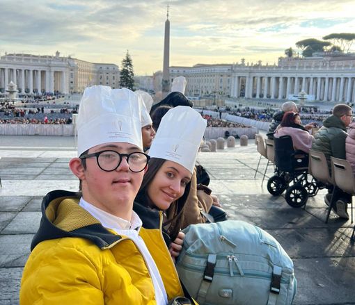 Matteo ed Elena, studenti dell’Alberghiero di Mondovì, in udienza dal Papa [VIDEO]