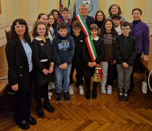 Il sindaco di Dogliani Ugo Arnulfo con il consiglio comunale dei ragazzi Il sindaco di Dogliani Ugo Arnulfo con il consiglio comunale dei ragazzi