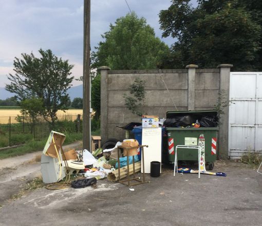 Via Pollino in frazione Ronchi a Cuneo: "Da un po' di tempo qualcuno ha scambiato quest'area per una discarica"