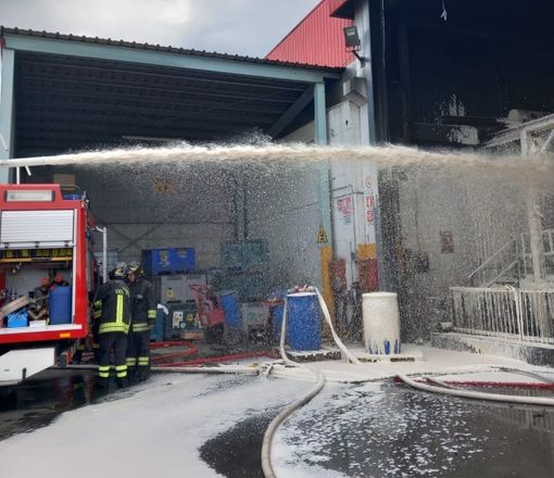 Incendio in un'azienda di smaltimento rifiuti a Fossano