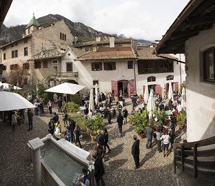 Grande successo per l'appuntamento annuale di Magrè dedicato ai vignaioli d'eccellenza Grande successo per l'appuntamento annuale di Magrè dedicato ai vignaioli d'eccellenza